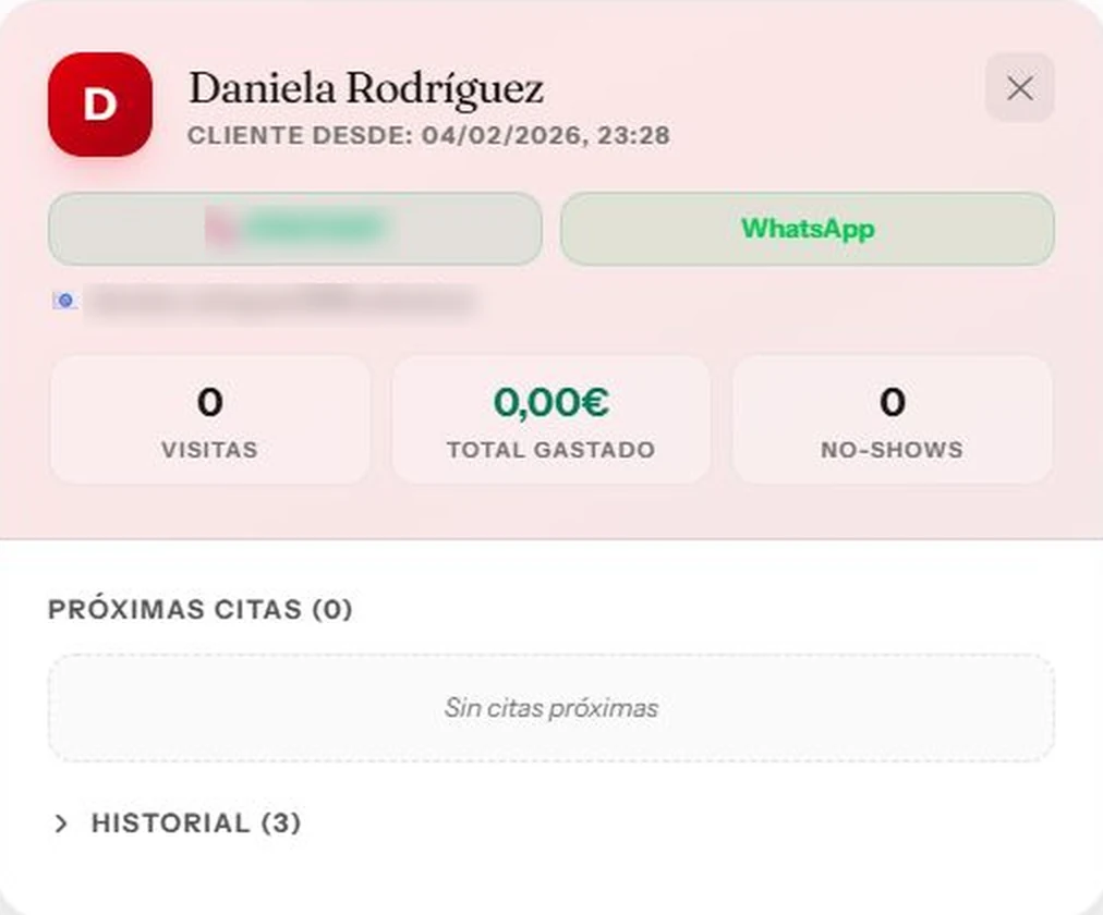 Ficha de cliente con visitas, gasto total y no-shows